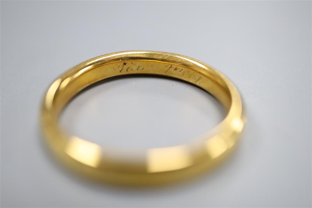 A 22ct gold wedding band, size O, 5.3 grams.